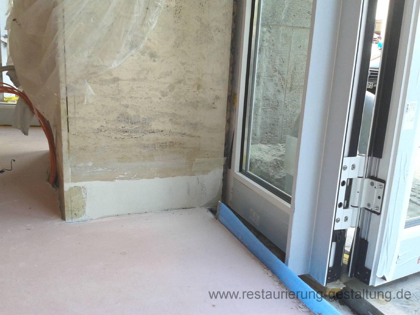 Norbert Schimpf hat in der Zimmerstraße in Berlin Mitte defekte Sandsteinsäulen repariert. Die Erfahrungen hat er als Restaurator für historische Sandsteinimitation und Malerei gemacht. Norbert Schimpf ist gelernter Malermeister und staatl. gepr. Techniker, kommt aus Berlin und arbeitet als Restaurator für historische Sandsteinmalerei oder Sandsteinimitation. Vor allem in der Denkmalpflege beschäftigt er sich mit der Restaurierung von Steinmalerei, Natur- und Kunststein. So ist es Ihm möglich alle gemalten und echten Gesteinsarten farblich zu retuschieren. Als Steinimitation gelten Marmorimitation, Marmorierung und Marmormalerei wie auch die Granitimitation, Granitmalerei und Sandsteinimitation und Sandsteinmalerei.